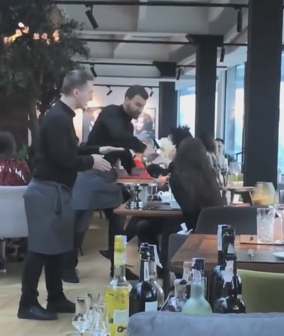 ลูกค้าด่าพนักงานเสิร์ฟ