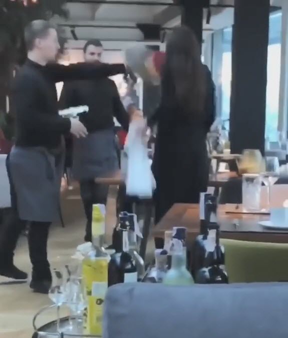 ลูกค้าด่าพนักงานเสิร์ฟ