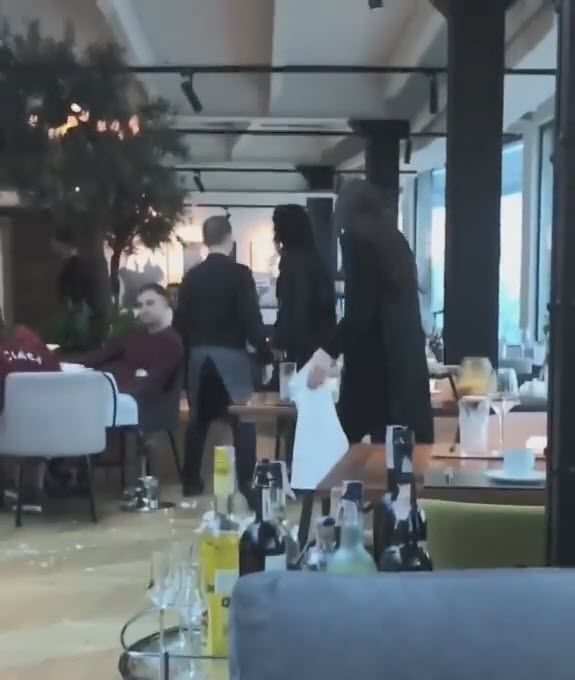 ลูกค้าด่าพนักงานเสิร์ฟ