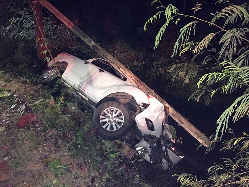 รถกระบะแหกโค้ง