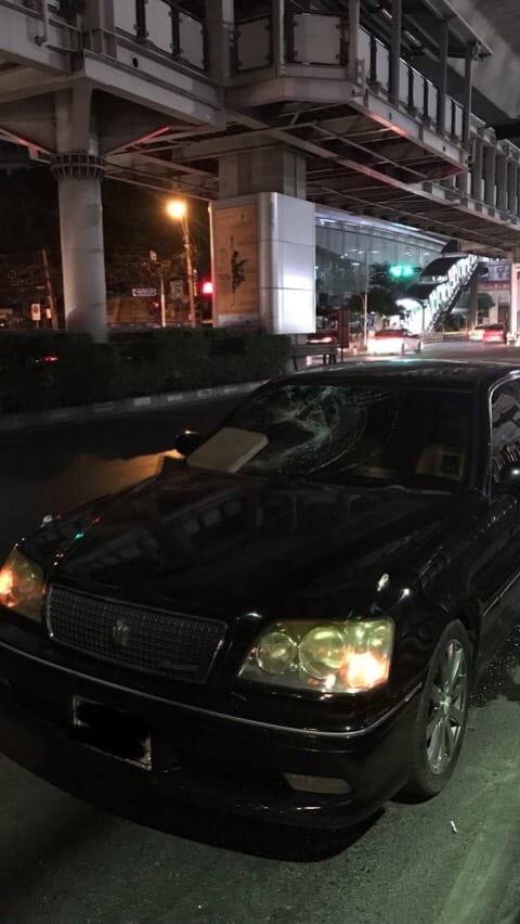 ปาแผ่นหินใส่รถ