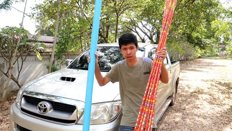 ยูทูบเบอร์ยิงพลุใส่หมา