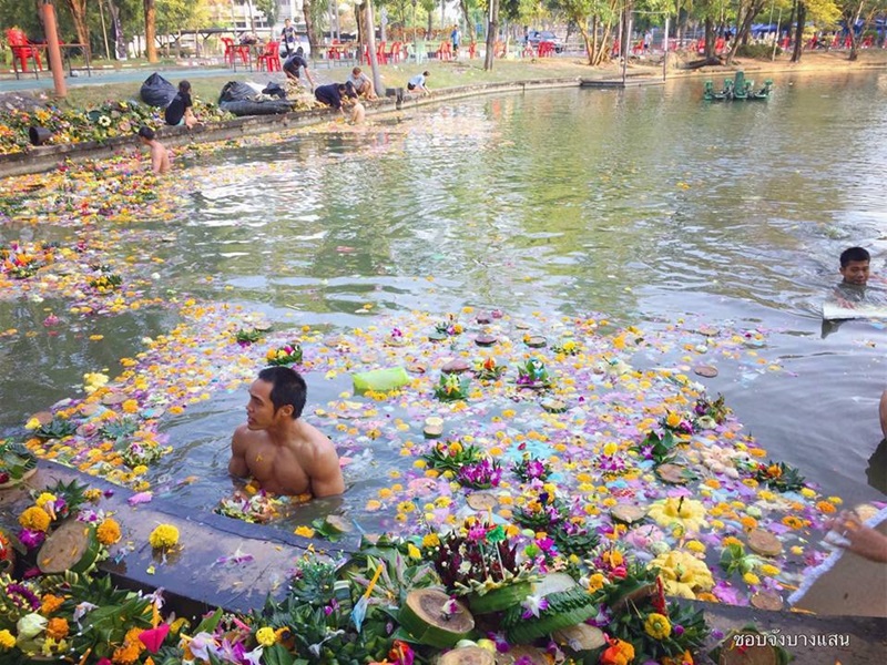 นิสิต ม.บูรพา อาสาเก็บกระทง