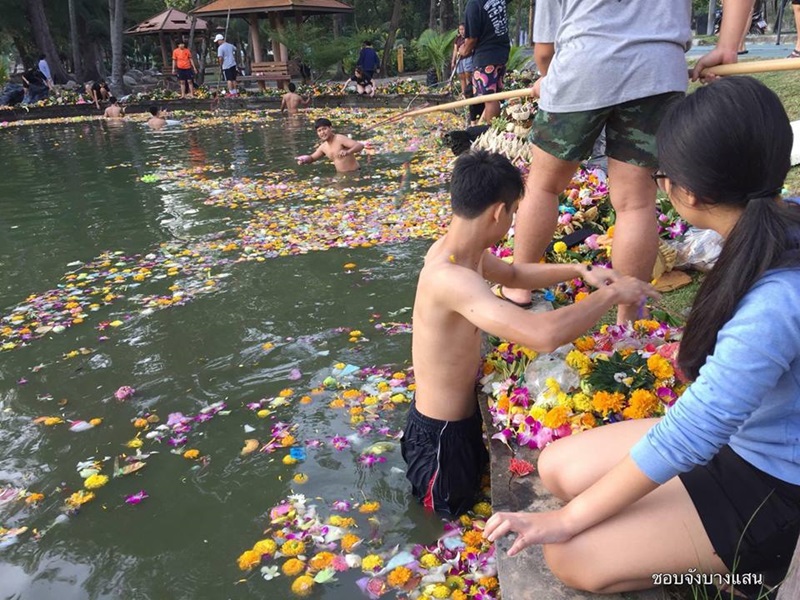 นิสิต ม.บูรพา อาสาเก็บกระทง