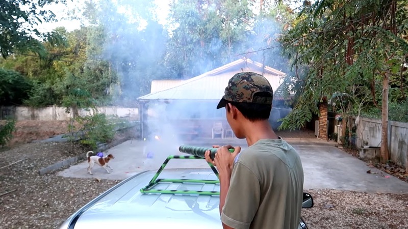 ยูทูบเบอร์ยิงพลุใส่หมา