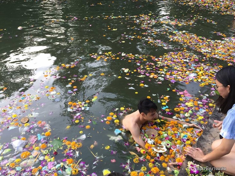 นิสิต ม.บูรพา อาสาเก็บกระทง