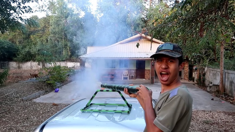 ยูทูบเบอร์ยิงพลุใส่หมา