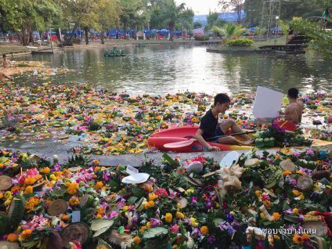 นิสิต ม.บูรพา อาสาเก็บกระทง