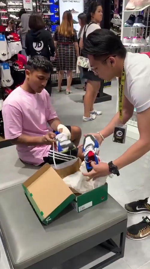 ลองรองเท้า