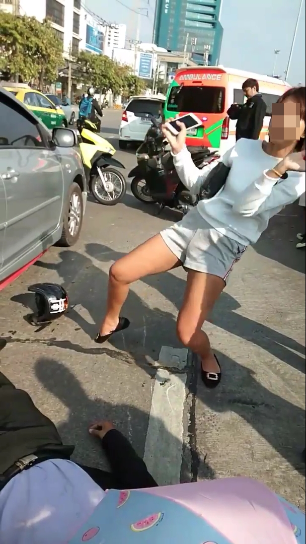 สาวเมาด่าคนถูกรถชน