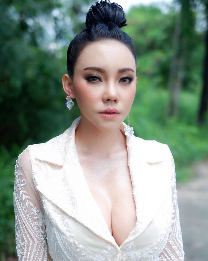 เอ็มมี่ อมลวรรณ