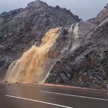 น้ำท่วมทะเลทรายซาอุดีอาระเบีย