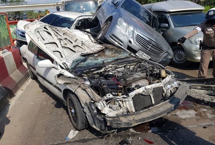 สิบล้อชนท้ายรถติดไฟแดง8คันรวด