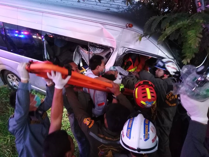 รถตู้หลับในชนต้นไม้