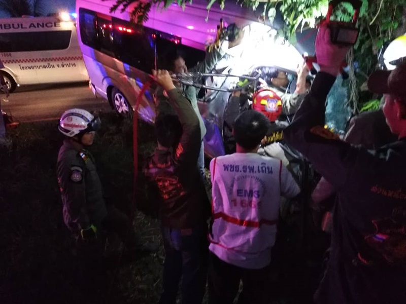 รถตู้หลับในชนต้นไม้