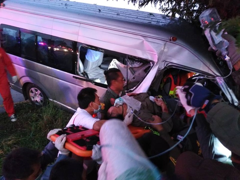 รถตู้หลับในชนต้นไม้