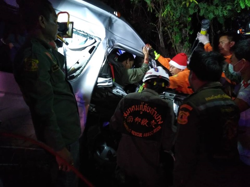 รถตู้หลับในชนต้นไม้