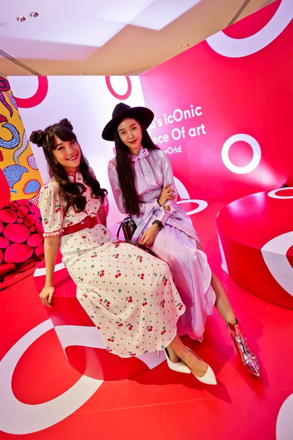 the wOrlds iconic masterpiece Of art at centralwOrld