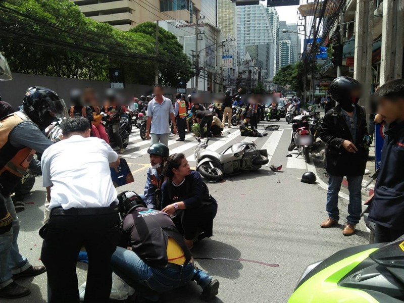 เก๋งพุ่งชนมอเตอร์ไซค์ 6 คันรวด