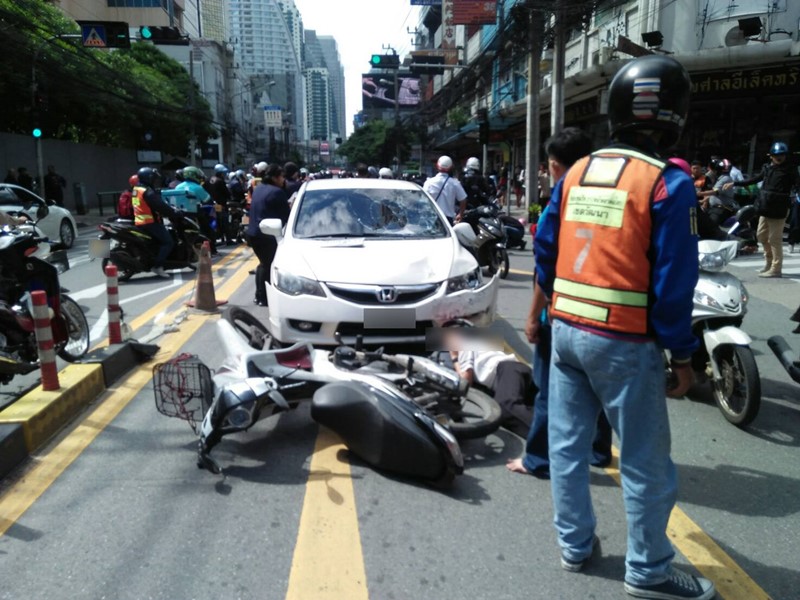 เก๋งพุ่งชนมอเตอร์ไซค์ 6 คันรวด