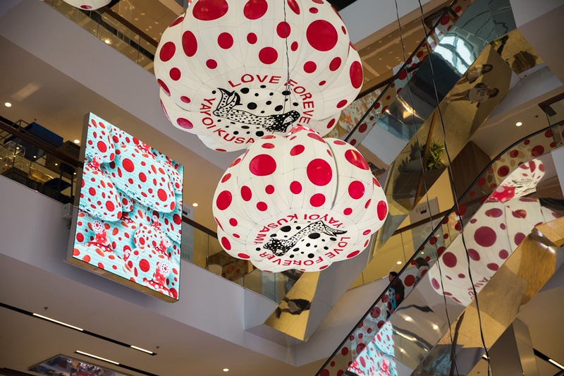 the wOrlds iconic masterpiece Of art at centralwOrld