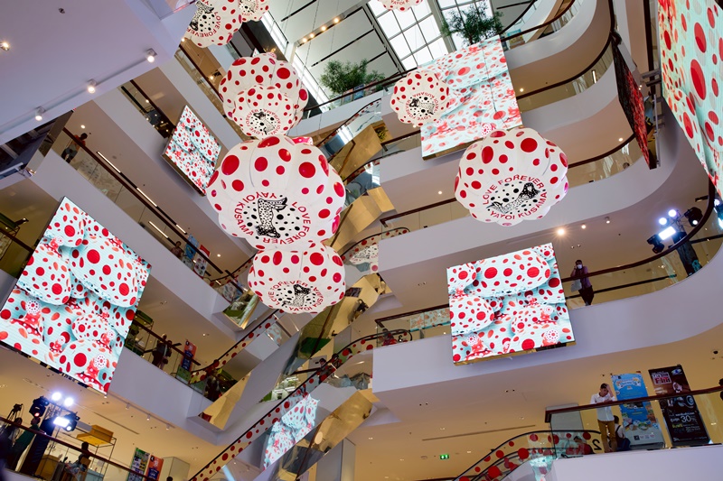 the wOrlds iconic masterpiece Of art at centralwOrld