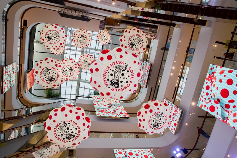 the wOrlds iconic masterpiece Of art at centralwOrld