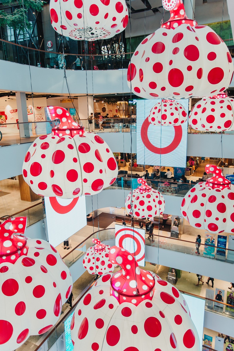 the wOrlds iconic masterpiece Of art at centralwOrld