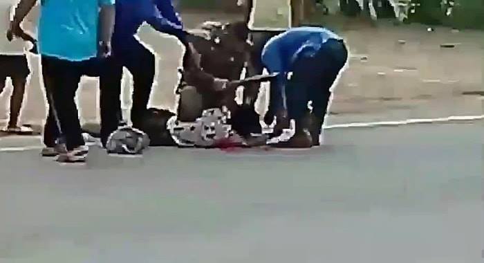 ชาวบ้านรุมรุมประชาทัณฑ์หนุ่มเมายาตีตำรวจ