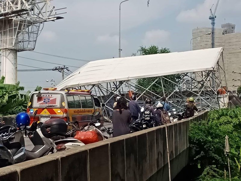 ป้ายโฆษณาหล่นขวางถนน