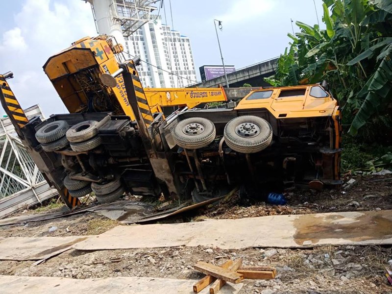 ป้ายโฆษณาหล่นขวางถนน