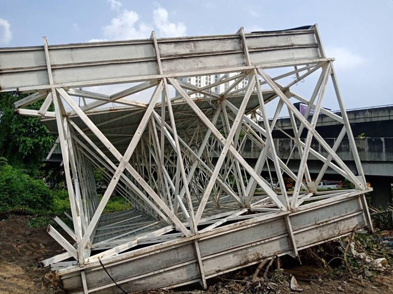 ป้ายโฆษณาหล่นขวางถนน