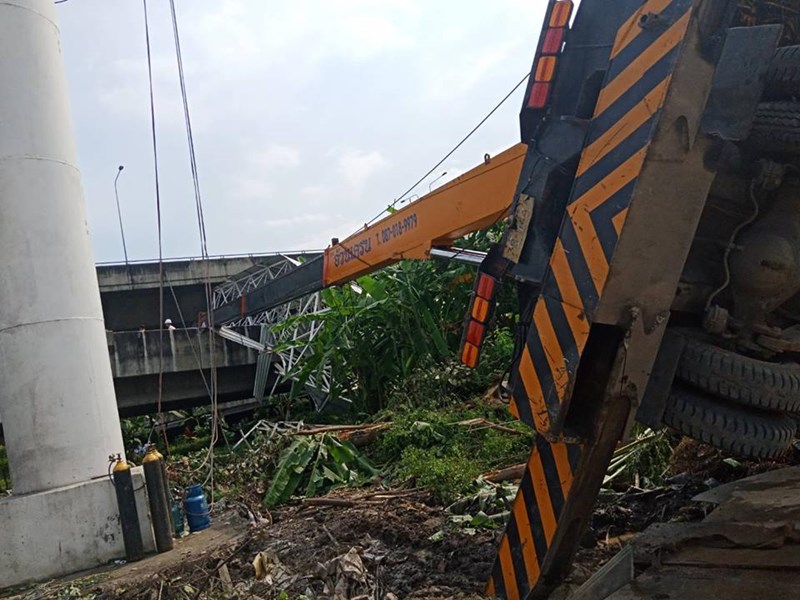 ป้ายโฆษณาหล่นขวางถนน