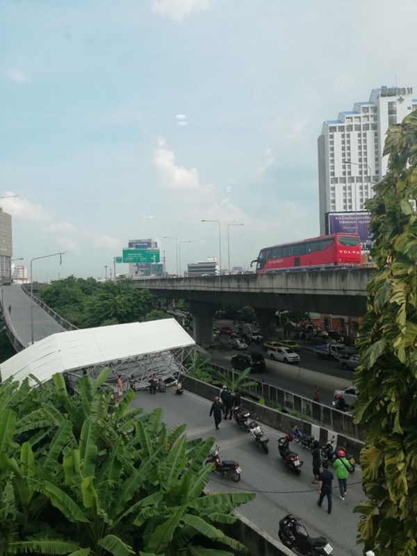 ป้ายโฆษณาหล่นขวางถนน