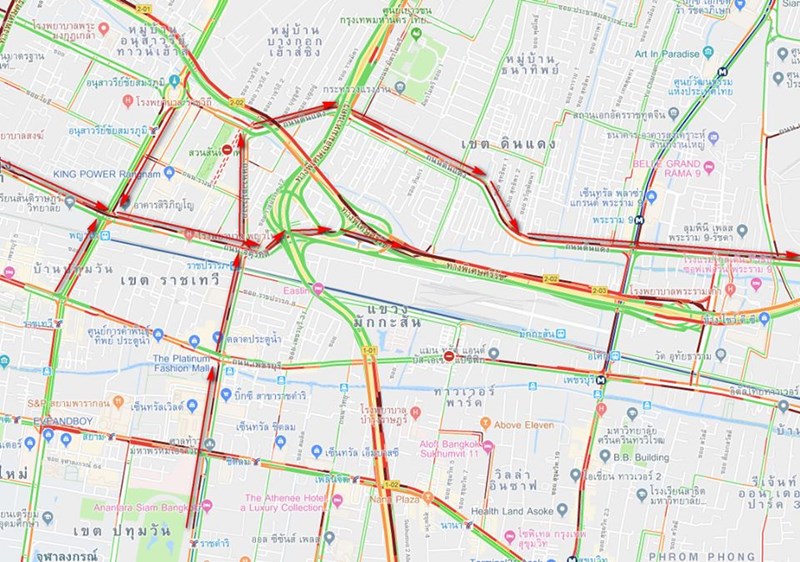 ป้ายโฆษณาหล่นขวางถนน