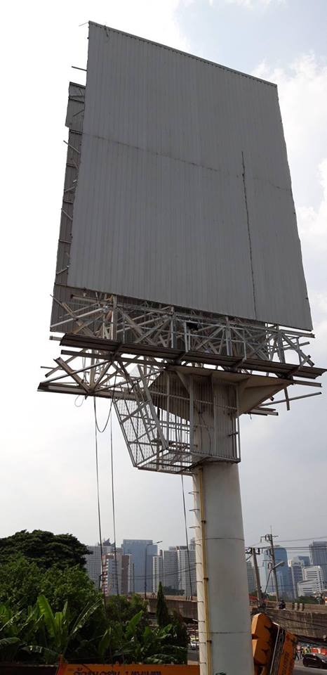 ป้ายโฆษณาหล่นขวางถนน