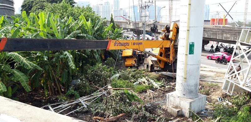 ป้ายโฆษณาหล่นขวางถนน