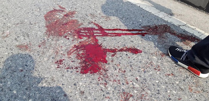 ป้ายโฆษณาหล่นขวางถนน