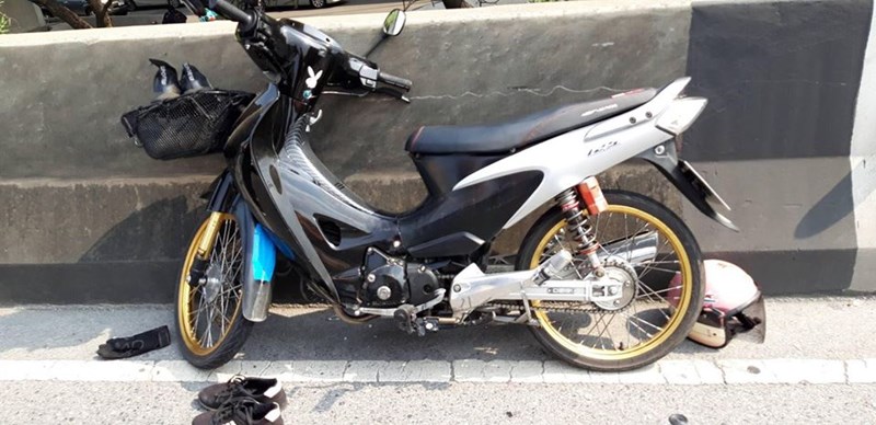 ป้ายโฆษณาหล่นขวางถนน