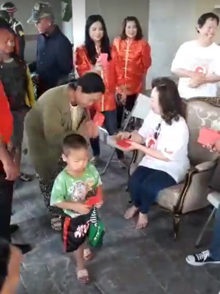 เสี่ยปรีชา เศรษฐีอุดรฯ เปิดบ้านแจกอั่งเปาตรุษจีน