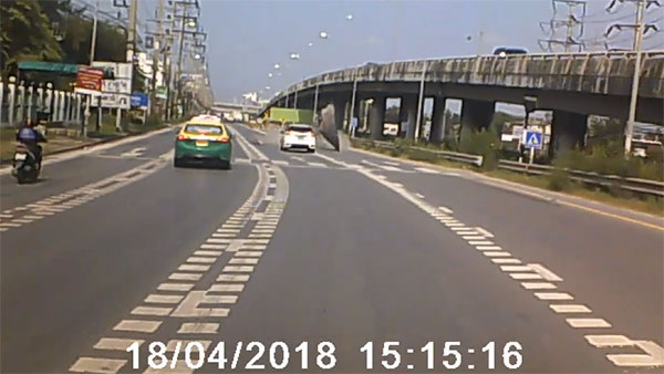 ฝาปูนร่วงหล่นใส่ถนน