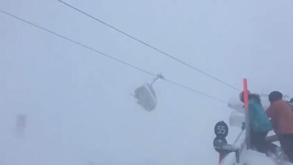 นักสกีติดบนลิฟต์ขึ้นเขา ขณะพายุพัดกรรโชกแรง