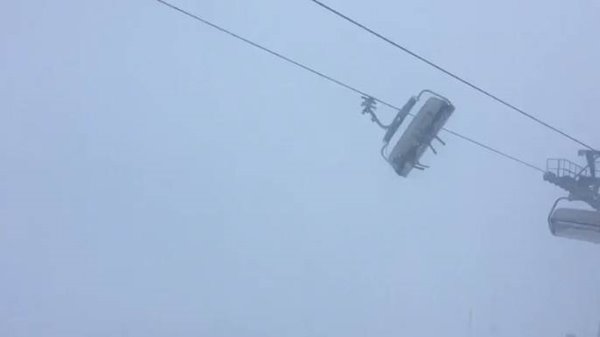 นักสกีติดบนลิฟต์ขึ้นเขา ขณะพายุพัดกรรโชกแรง