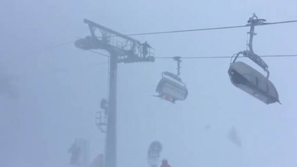 นักสกีติดบนลิฟต์ขึ้นเขา ขณะพายุพัดกรรโชกแรง