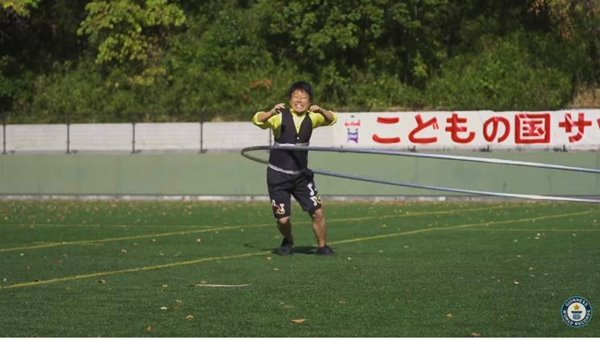 ชายญี่ปุ่นทำลายสถิติ หมุนฮูลาฮูปวงใหญ่ที่สุดในโลก 5.14 เมตร