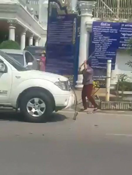 เจ้าของกระบะถูกทุบ เผยจอดขวางเพราะคิดว่าบ้านร้าง