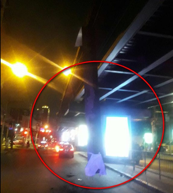 สะพานข้ามแยกอโศก เพชรบุรี แผงเหล็กกั้นหลุดห้อย