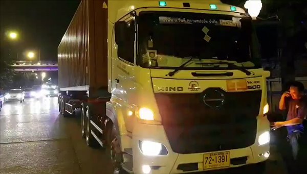 รถพ่วงชนรถเก๋ง