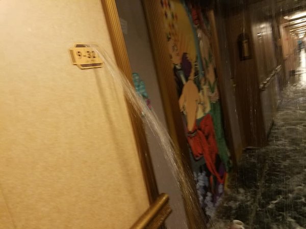 เรือสำราญน้ำรั่ว