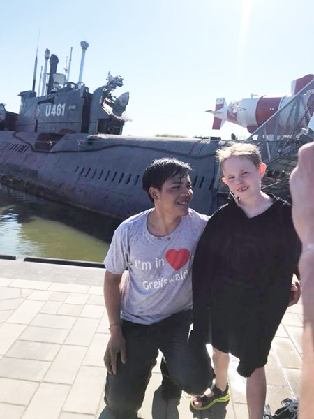 หนุ่มไทยช่วยเด็กตกน้ำ